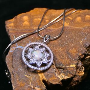 The Fidget Coober Pedy White Opal 0.35 ct 925 Silver Necklace