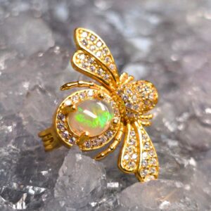 The "Sunbeam Bee" Lightning Ridge Crystal Opal 1.00ct Gold-plated 925 Silver Brooch